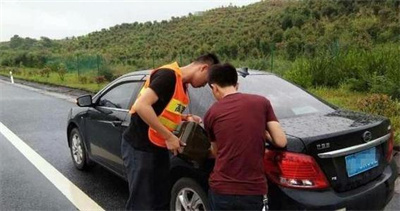  杭锦旗道路救援告诉您汽车在路上没油该怎么办？